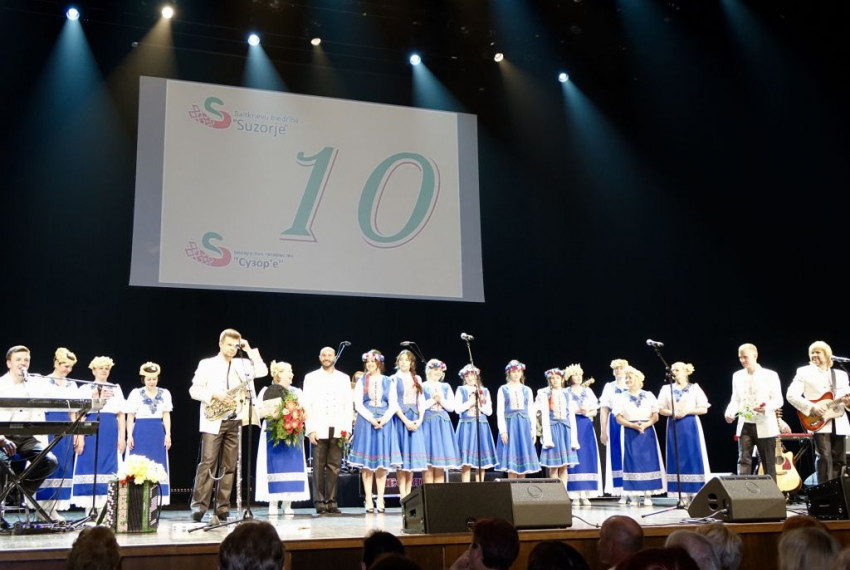 Savā 10. gadadienā “Suzorje” dāvināja baltkrieviem ansambļa “Pesņari” koncertu