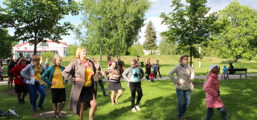 Bērni un vecāki mācījās dejot baltkrievu polku