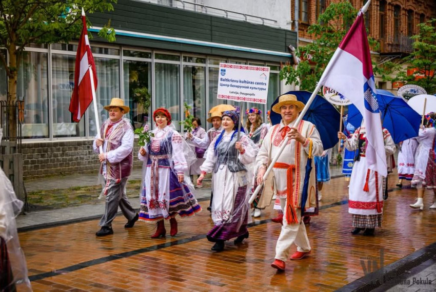 Daugavpilī norisinājās pirmais tautastērpu gājiens 