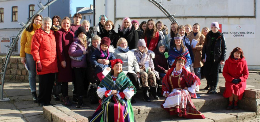 Моладзь з Рэзэкнэ знаёмілася з беларускай культурай у Даўгаўпілсе
