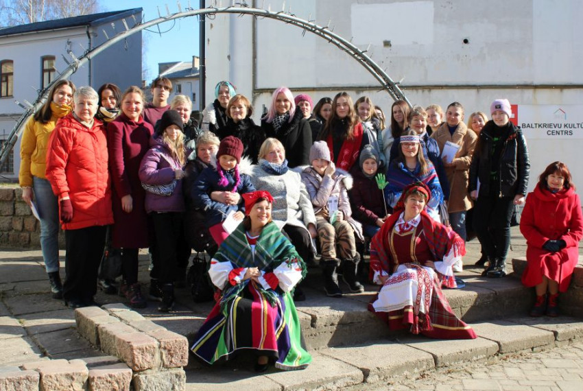 Моладзь з Рэзэкнэ знаёмілася з беларускай культурай у Даўгаўпілсе