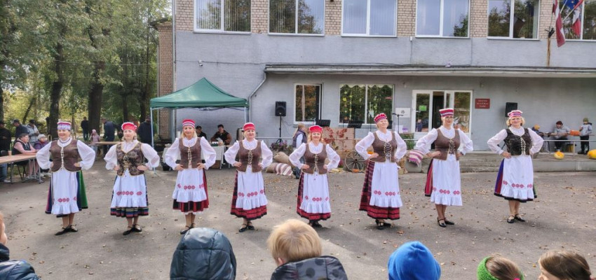 Ansamblis “Ļanok” uzstājās rudens svētkos Silenē