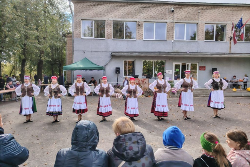 Ansamblis “Ļanok” uzstājās rudens svētkos Silenē