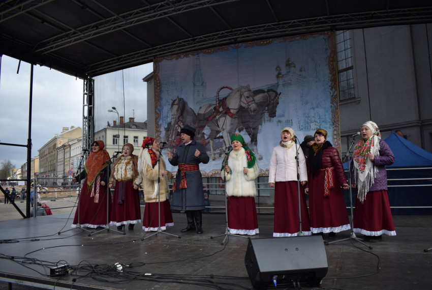 Беларусы вясёлымі песнямі павіншавалі горад з Масленіцай