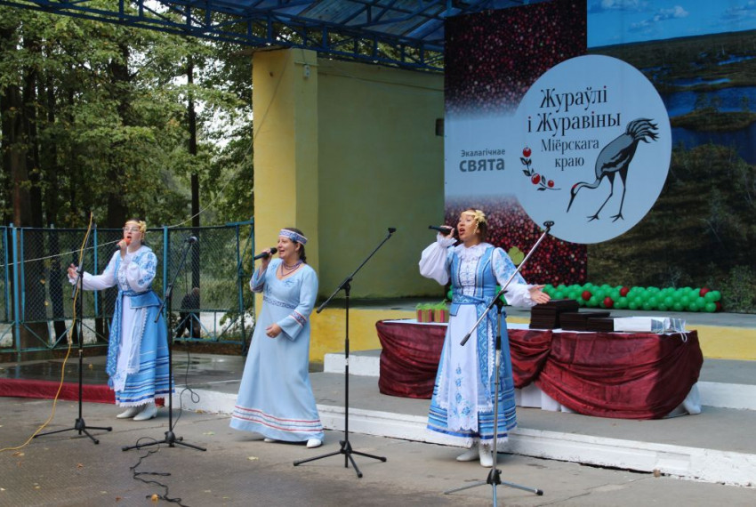 «Пралески» пели на клюквенном фестивале в Миорах