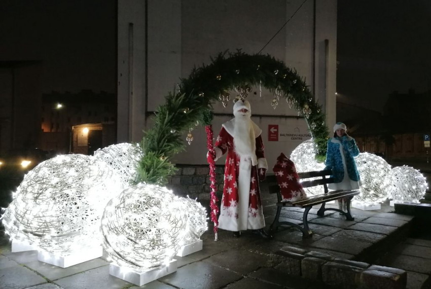 Беларускі Дзед Мароз і Снягурачка павіншавалі “Скарбніцу”