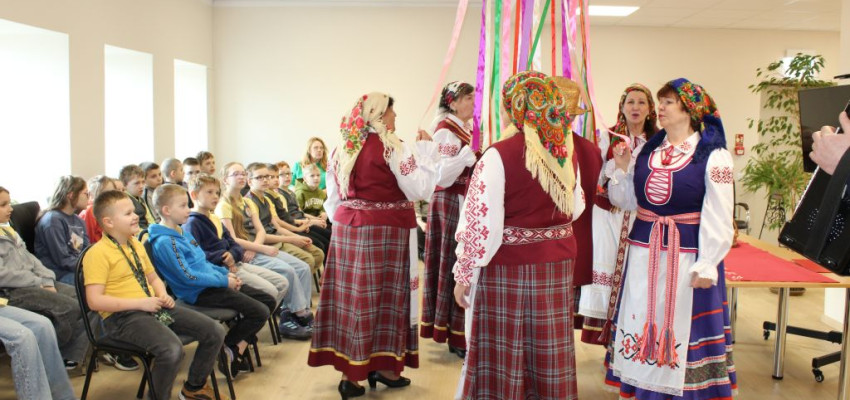 Forštatē skolēni sauca pavasari