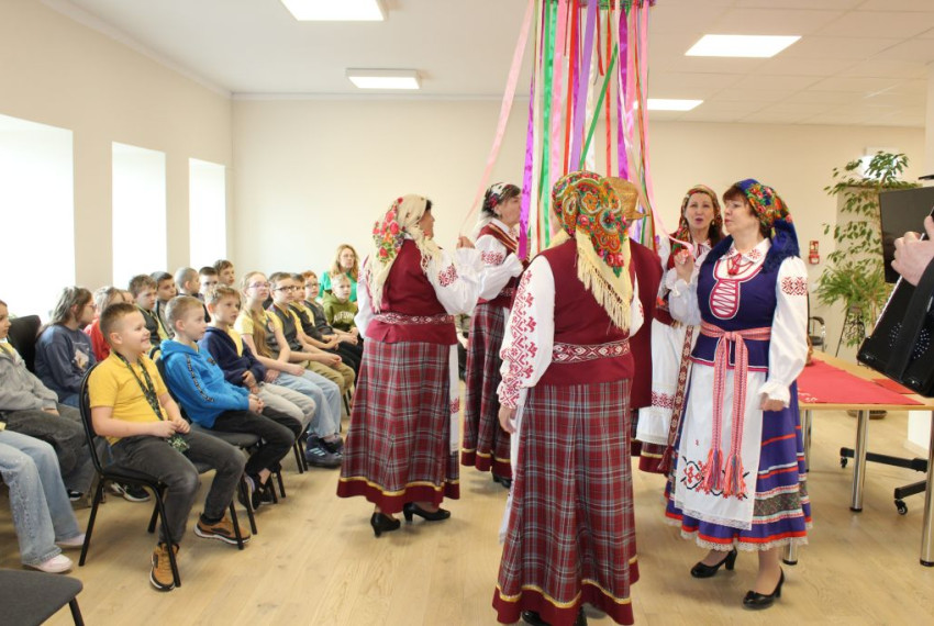 Forštatē skolēni sauca pavasari