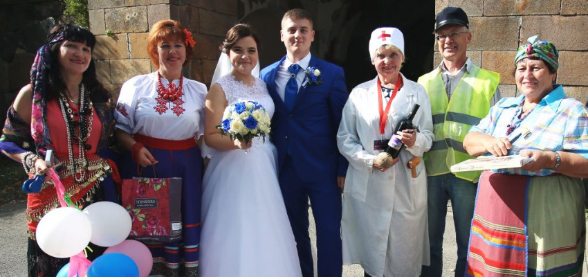 Cietoksnī noskatījās baltkrievu kāzu tradīciju „Brama”