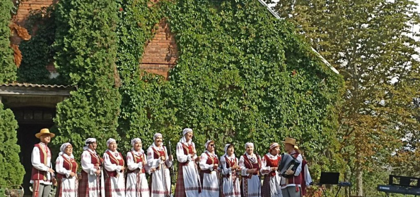 “Купалінка” спявала беларускія шлягеры ў сядзібе Старого Стэндэра