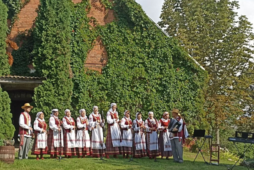 “Купалінка” спявала беларускія шлягеры ў сядзібе Старого Стэндэра