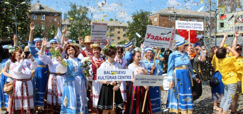 Белорусы прошлись в праздничной колонне шествия Даугавпилса