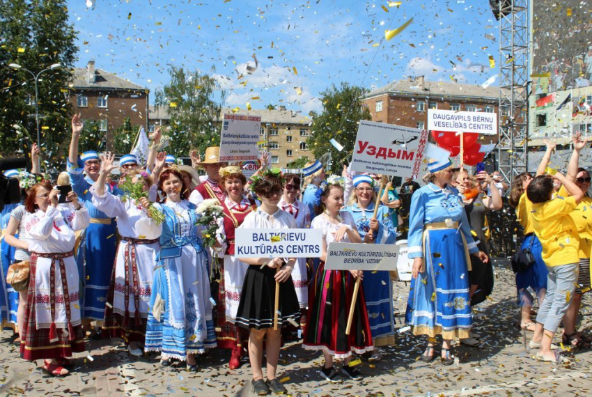 Белорусы прошлись в праздничной колонне шествия Даугавпилса